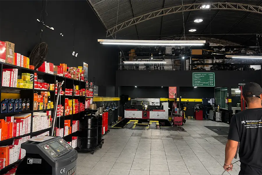 Interior da oficina PL Performance Center